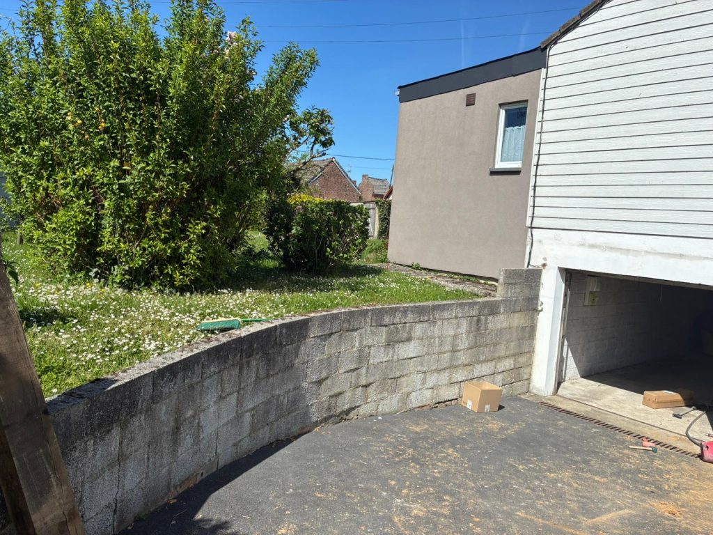 mur soutènement parpaing avant travaux Preux-au-Sart dénivelé accès enrobé