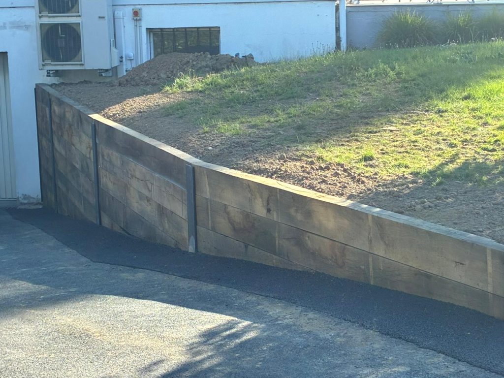 mur soutènement traverses paysagères bois poteaux acier Preux-au-Sart Cauchy